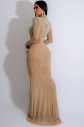 Glamorous – Langärmliges Maxi-Abendkleid mit Stehkragen und Strass – Hautfarben
